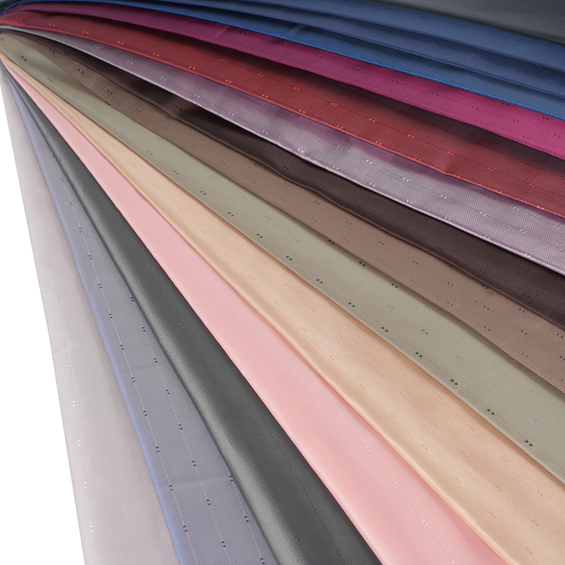 Żakard w paski z falistej strzałki z białego poliestru