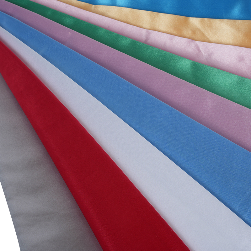 Błyszcząca, nieskręcona satyna 50/75 + cienka wiosło na wierzchniej tkaninie