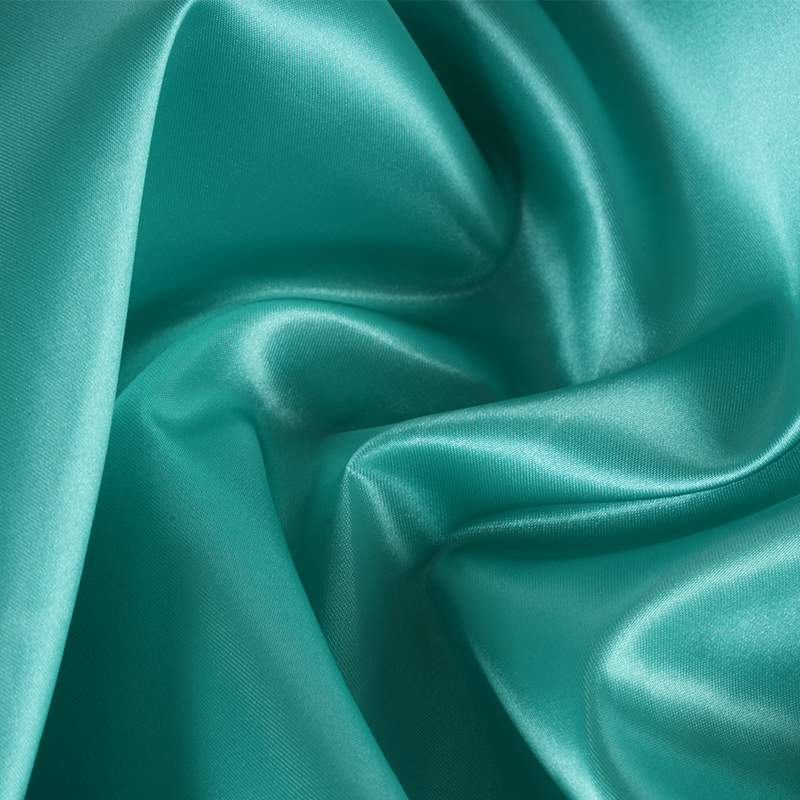 Błyszcząca, nieskręcona satyna 50/75 + cienka wiosło na wierzchniej tkaninie