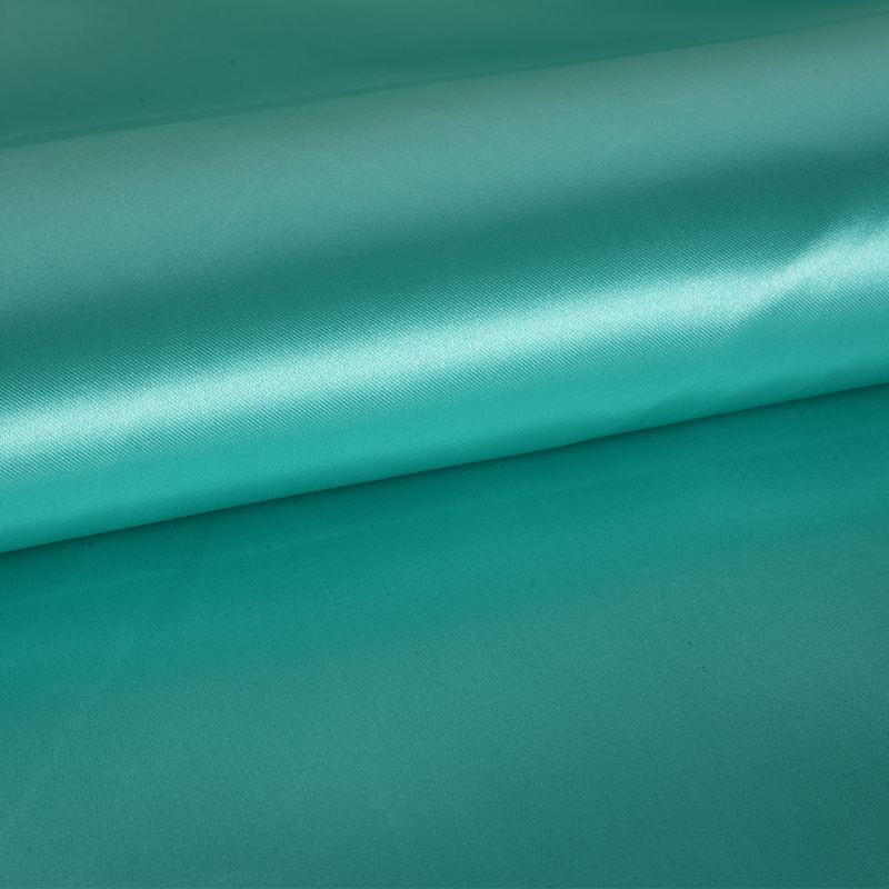 Błyszcząca, nieskręcona satyna 50/75 + cienka wiosło na wierzchniej tkaninie