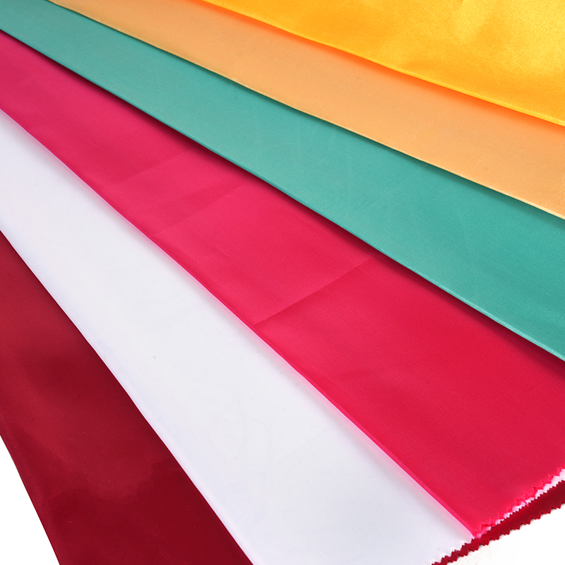 Błyszcząca, nieskręcona satyna 50/75 + cienka wiosło na wierzchniej tkaninie